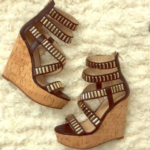 Like New, Gladiator Bebe Wedges!!!!✨